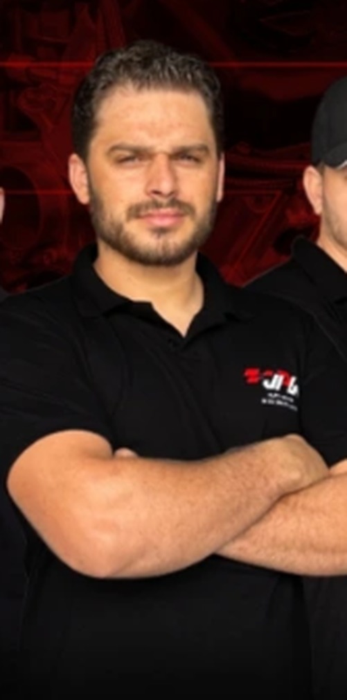 Sócio 02 da JPW Auto Center, uniformizado com a camisa oficial da equipe